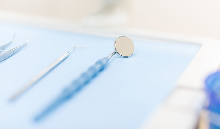 Detailaufnahme Zahnarztbesteck, Spiegel