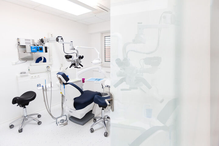 Praxisraum in moderner Zahnarztpraxis, lichtdurchflutet