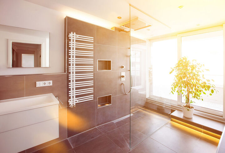 Modernes Bad mit Sonnenlicht in Neubauwohnung