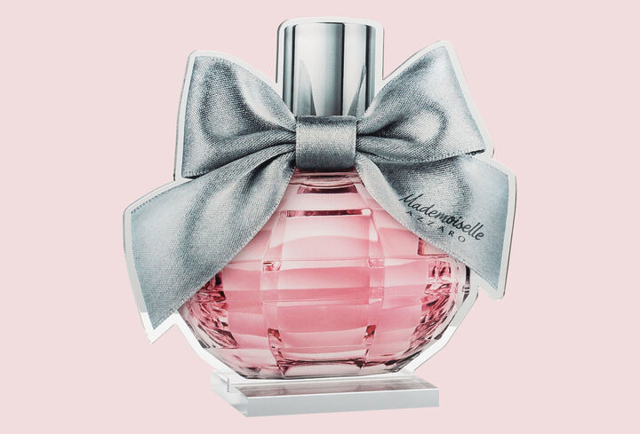 Produktfotografie Parfumflakon mit Schleife, Freisteller auf rosa