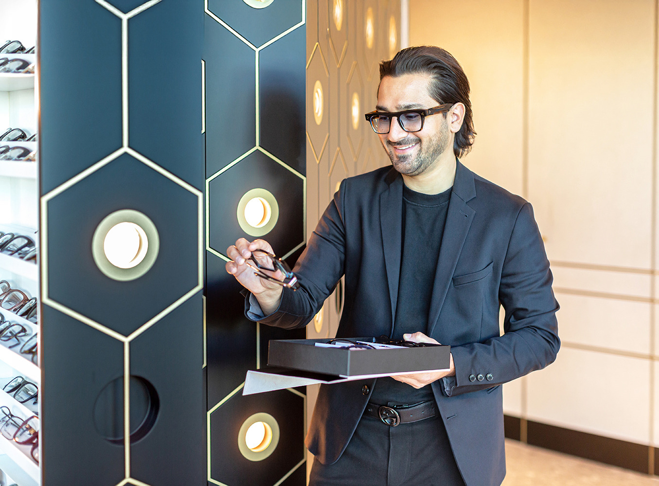 Unternehmens-Portraits Rosenheim Unternehmensportrait Fegg Augenoptik Firmenportrait, Businessfotografie Fegg Augenoptik, Optiker im Tun, während der Arbeit, Dokumentaraufnahme, Businessfoto, Brillenbusiness