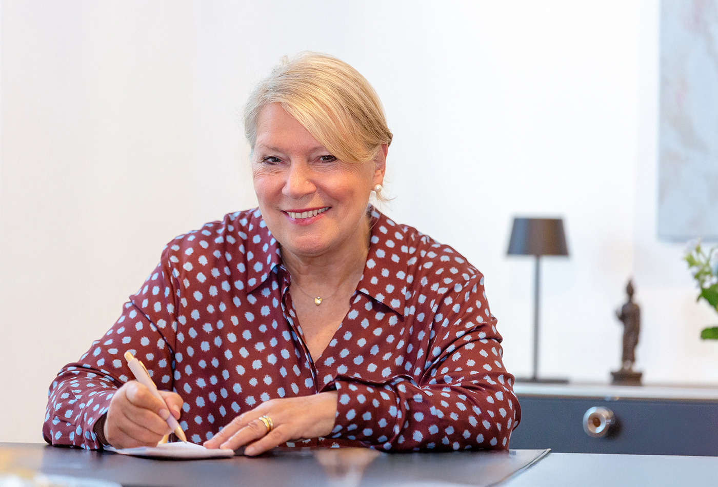 Medizinische Fotografie Rosenheim, Praxisfotografie, Fotos Naturheilkundepraxis, Fotografie Praxis für Naturheilkunde, Praxisportrait Heilpraktikerin Ulrike Stadler am Schreibtisch in Naturheilkundepraxis, Praxisfoto, Praxis Innenraum