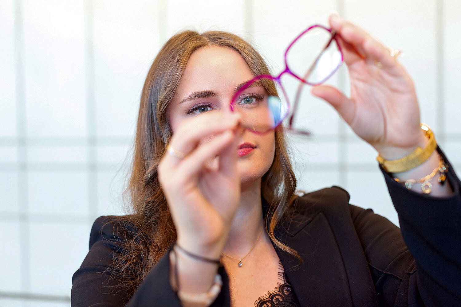 Unternehmens-Portraits Rosenheim Unternehmensportrait Fegg Augenoptik Firmenportrait, Businessfotografie Fegg Augenoptik, Optikerin im Tun, während der Arbeit, Dokumentaraufnahme, Businessfoto, Brillenbusiness