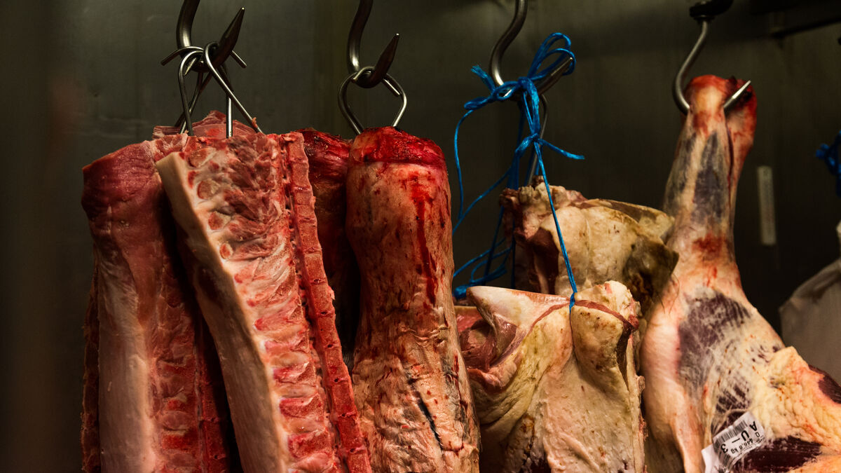Fleisch im Kühlhaus einer Fleischerei, hängend