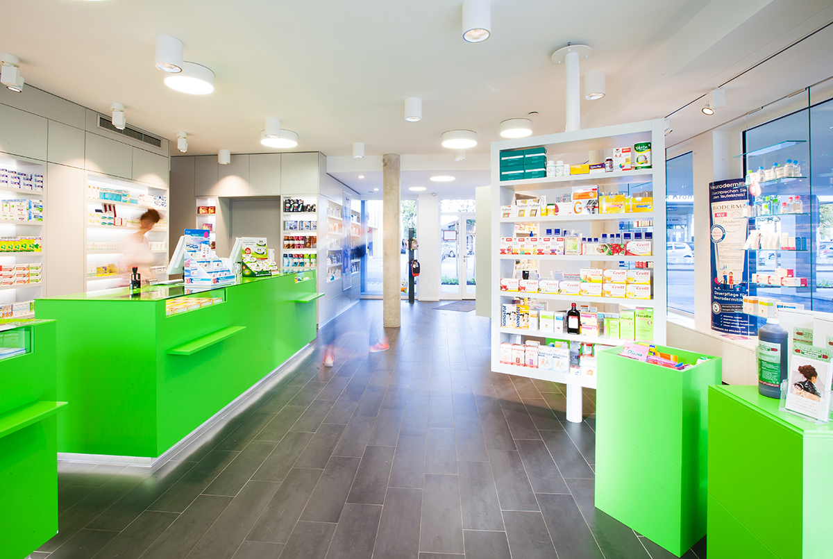 Innenraum einer Apotheke, Innenaufnahme, Architekturfotografie einer Gewerbeimmobilie