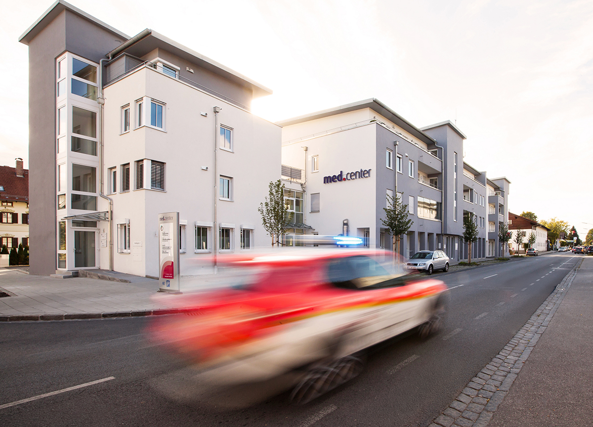Notarztwagen im Einsatz vor Med Center Bad Aibling