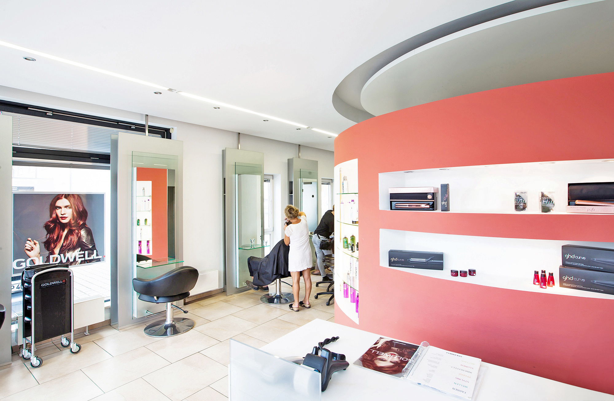 Innenraum eines Friseursalons, Innenaufnahme, Architekturfotografie einer Gewerbeimmobilie