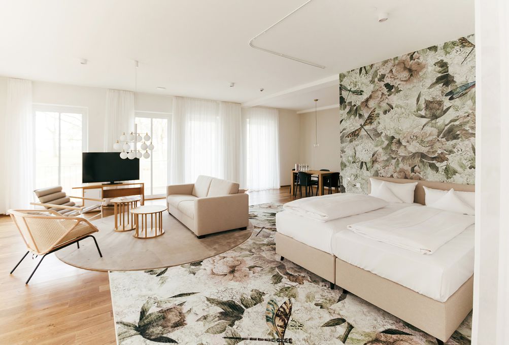 Hotelzimmer, Suite, Familienzimmer, Himmelbett, Wohnzimmer, B&O Bad Aibling