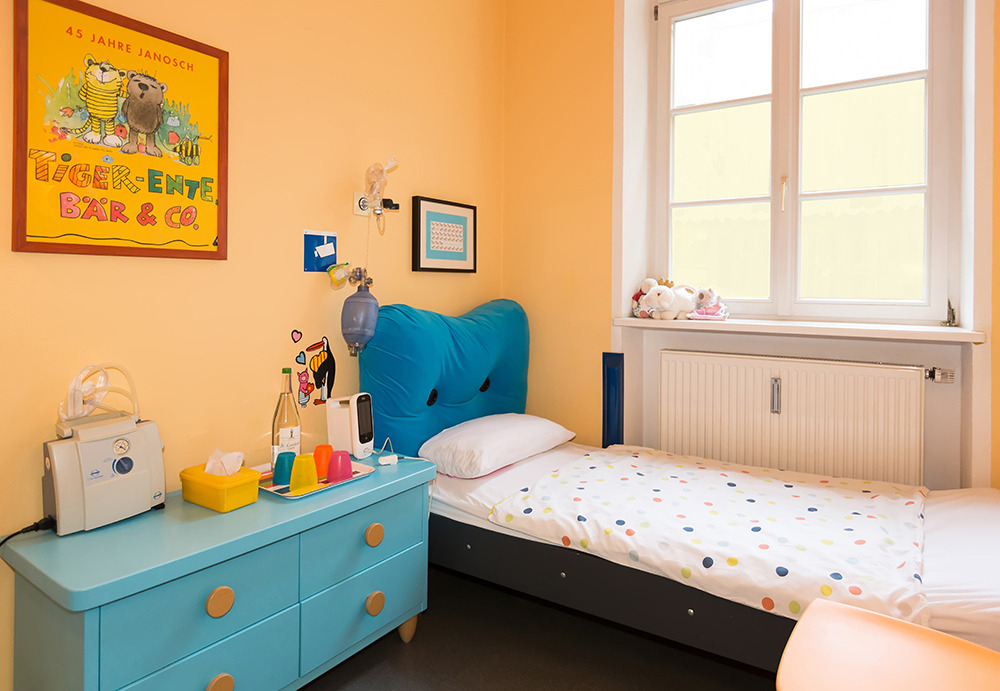 Aufwachraum, Kinderzahnarztpraxis, KFO, Kieferorthopädie, oranger Raum, Kinderzimmer