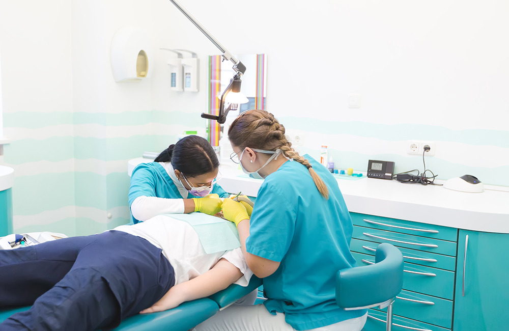 Szene einer kieferorthopädischen Behandlung, Anpassen einer Zahnspange, Zahnarzt für Kinder und Jugendliche, KFO