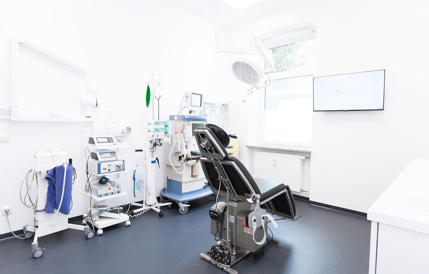 Heller, modern ausgestatteter Operationsraum der MKG-Praxis Dr. Dr. Wilkerling in Bad Reichenhall mit medizinischen Ger&auml;ten und OP-Tisch