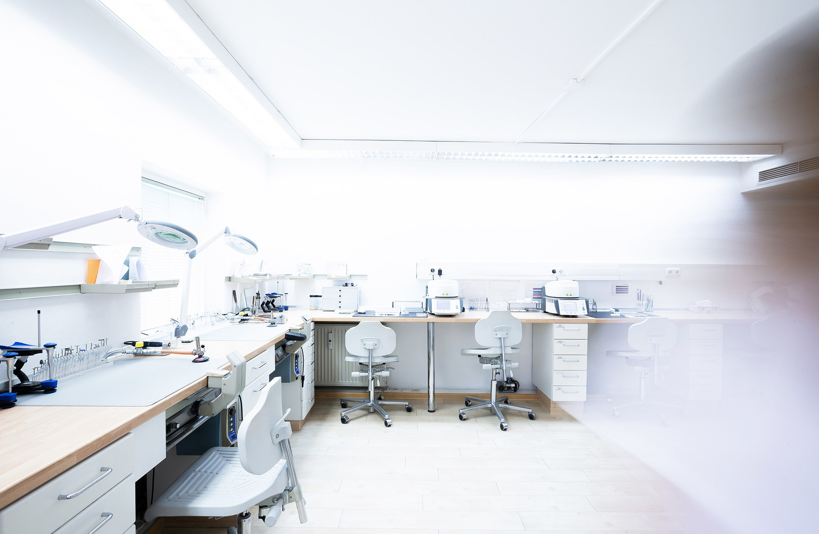 Arbeitsplätze in der Werkstatt Dentallabor, Raumaufnahme, Fotografie Unternehmensportrait Dentallabor Kastner