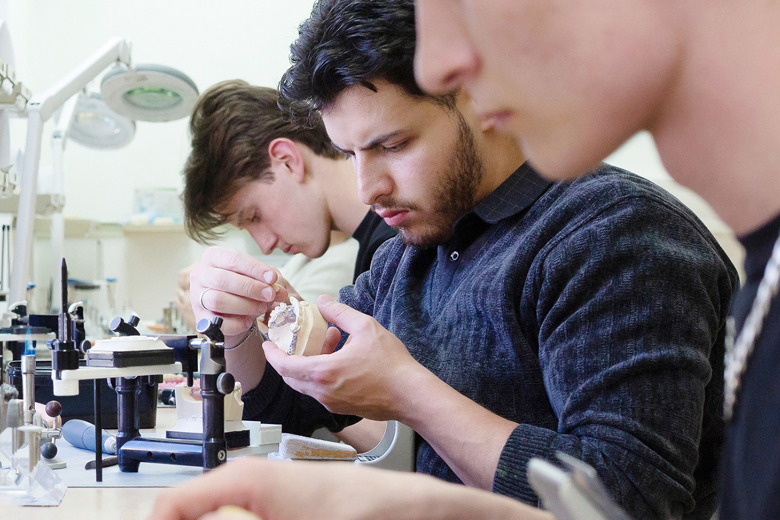 Konzentriertes Arbeiten in der Werkstatt, Fotografie Unternehmensportrait Dentallabor Kastner