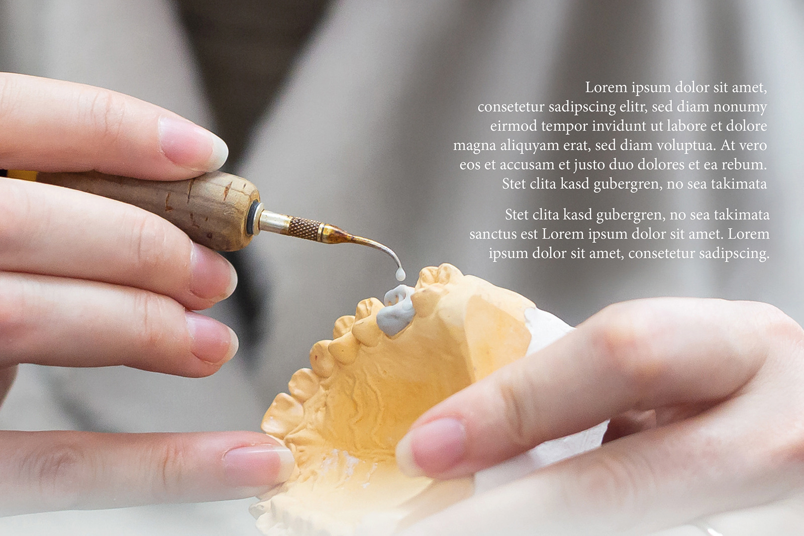 Arbeitsschritte im Dentallabor, Nahaufnahme, Tropfen, Keramik, Foto mit Beispieltext, Fotografie Unternehmensportrait Dentallabor Kastner