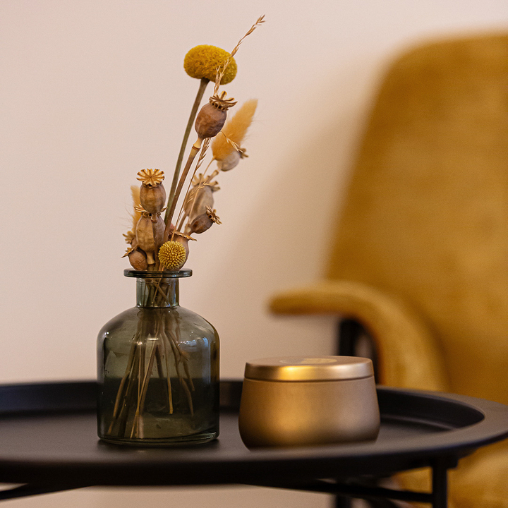 Nahaufnahme Tischdekoration im Praxisraum einer Naturheilkundepraxis, Praxisfoto, Praxis Innenraum, Praxis Heilpraktikerin Ulrike Stadler