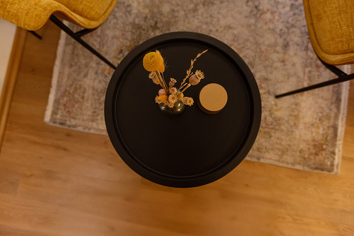 Tisch mit Dekoration von oben im Praxisraum einer Naturheilkundepraxis, Praxisfoto, Praxis Innenraum, Praxis Heilpraktikerin Ulrike Stadler