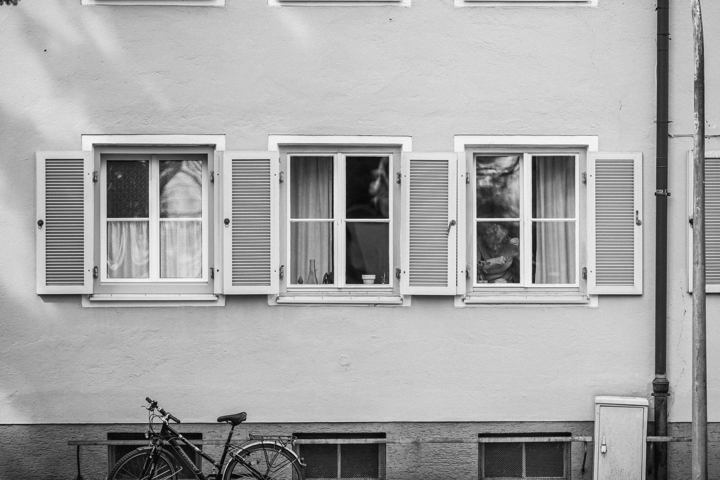 Fotografie der Fensterfront eines verlassenen Wohnblocks in der Lena-Christ-Strasse in Rosenheim, Bogensiedlung
