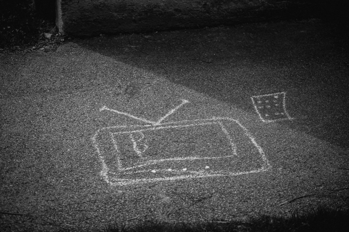Straßenbild, Kinderzeichnung in der Lena-Christ-Strasse in Rosenheim, Bogensiedlung