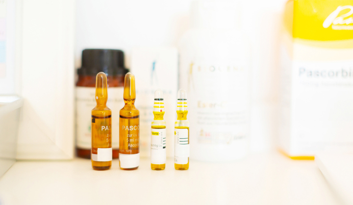 Praxisraum Naturheilkundepraxis, Praxisfoto, Praxis Innenraum, Praxis Heilpraktikerin, Vitalraum, homöopathische Arzneimittel, Fläschchen Homöopathie