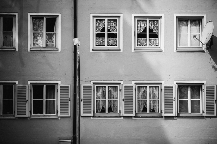 Fotografie der Fensterfront eines verlassenen Wohnblocks in der Lena-Christ-Strasse in Rosenheim, Bogensiedlung