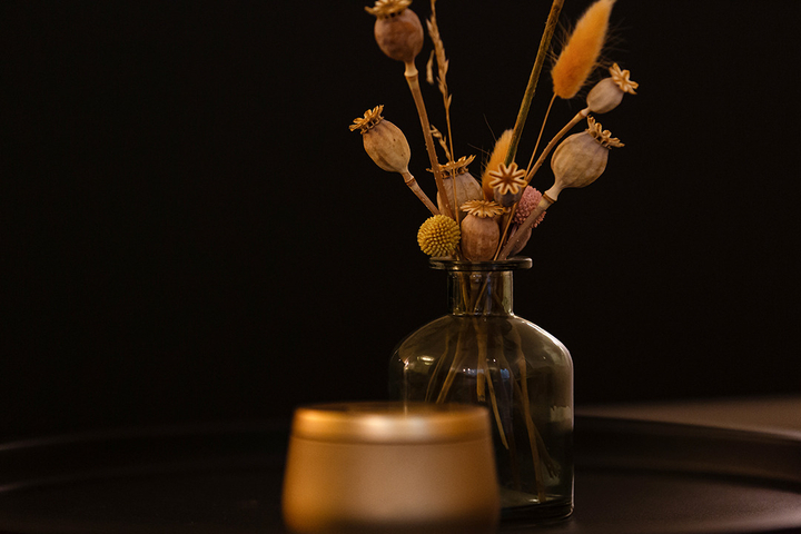 Nahaufnahme der Dekoration im Praxisraum einer Naturheilkundepraxis, Praxisfoto, Praxis Innenraum, Praxis Heilpraktikerin Ulrike Stadler