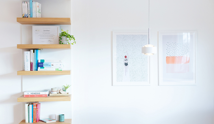 Praxisraum Naturheilkundepraxis, Praxisfoto, Praxis Innenraum, Praxis Heilpraktikerin, Vitalraum, Regal, Wanddekoration