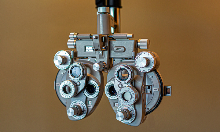 Fegg Augenoptik, Phoropter, Refraktionsgerät, Nahaufnahme, Dokumentaraufnahme, Businessfoto, Brillenbusiness