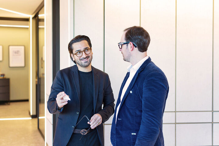 Fegg Augenoptik, Optiker im Tun, während der Arbeit, Dokumentaraufnahme, Businessfoto, Brillenbusiness