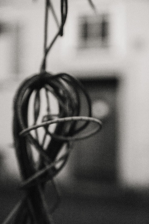Unbrauchbares Kabel vor einem verlassenen Wohnblock in der Lena-Christ-Strasse in Rosenheim, Bogensiedlung