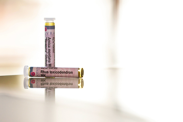 Röhrchen mit Rhus toxicodendron Globuli im Praxisraum einer Naturheilkundepraxis, Praxisfoto, Praxis Heilpraktikerin Ulrike Stadler