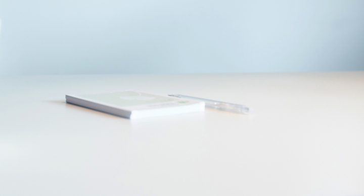 Praxisraum Naturheilkundepraxis, Praxisfoto, Praxis Innenraum, Praxis Heilpraktikerin, Vitalraum, Rezeptblock auf Schreibtisch, Block