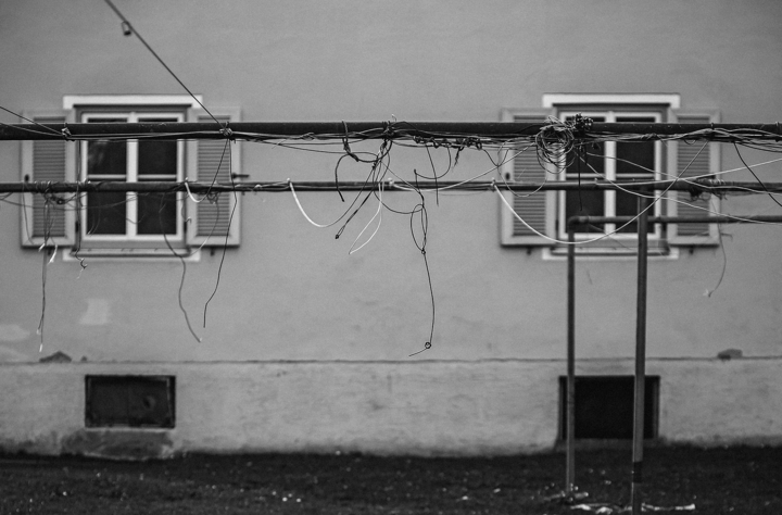 Fotografie vor einem verlassenen Wohnblock in der Lena-Christ-Strasse in Rosenheim, Bogensiedlung