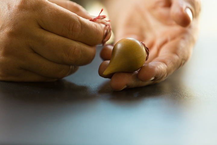 Nahaufnahme von Händen mit Pendel in einer Naturheilkundepraxis, Praxisfoto, Praxis Heilpraktikerin Ulrike Stadler