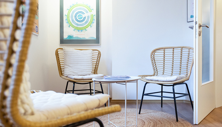 Wartebereich einer Naturheilkundepraxis, Praxisfoto, Praxis Innenraum, Praxis Heilpraktikerin Ulrike Stadler