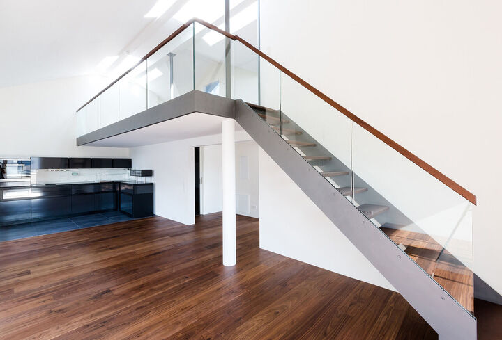 Treppe in modernem Innenraum