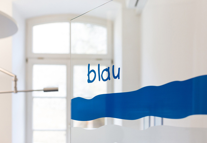 Behandlungsraum, Kinderzahnarztpraxis, KFO, Kieferorthopädie, Praxis Wackelzahn, blauer Raum