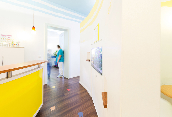 Empfangsbereich der kieferorthopädischen Praxis Wackelzahn, Anmeldung Kinderzahnarztpraxis, Eingangsbereich Praxis