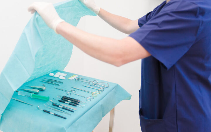 OP-Vorbereitung, Operationssaal, Besteck, MKG, Zahnklinik, medizinische Ausstattung
