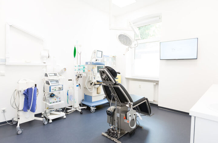 Leerer OP, Operationssaal, MKG, Zahnklinik, medizinische Ausstattung