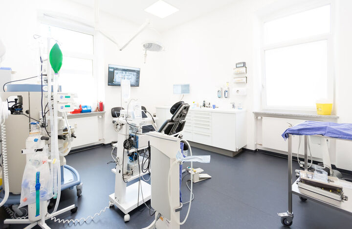 Vorbereiteter OP, Operationssaal, MKG, Zahnklinik, medizinische Ausstattung