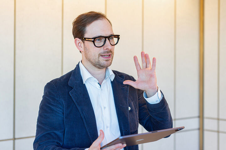 Fegg Augenoptik, Optiker im Tun, während der Arbeit, Dokumentaraufnahme, Businessfoto, Brillenbusiness