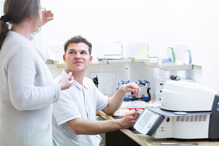Arbeitssituation im Dentallabor, Zwiegespräch Mitarbeiter, Fotografie Unternehmensportrait Dentallabor Kastner