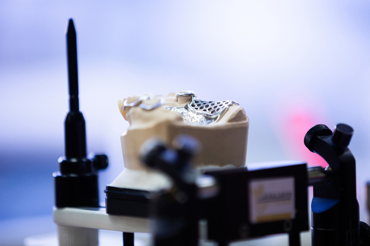 Arbeitsschritte in der Werkstatt, Fotografie Unternehmensportrait Dentallabor Kastner