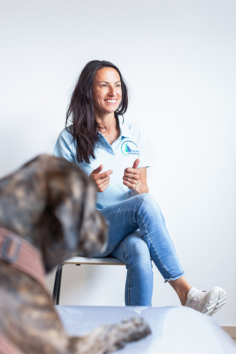Jennifer Weise mit Hund, Interview, Zwiegespräch, Fotografie Unternehmensportrait Tierphysio Schloßberg